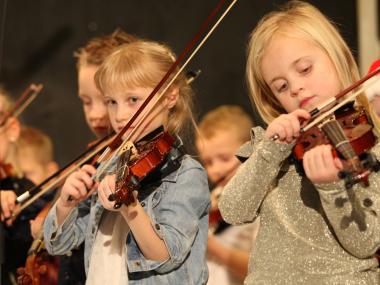 Eleverne starter med at spille violin fra 0. klasse